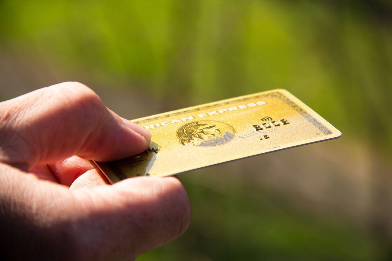 American-Express-Karte auf einem Tresen – Symbol für die Entscheidung, Amex als Zahlungsmittel zu akzeptieren