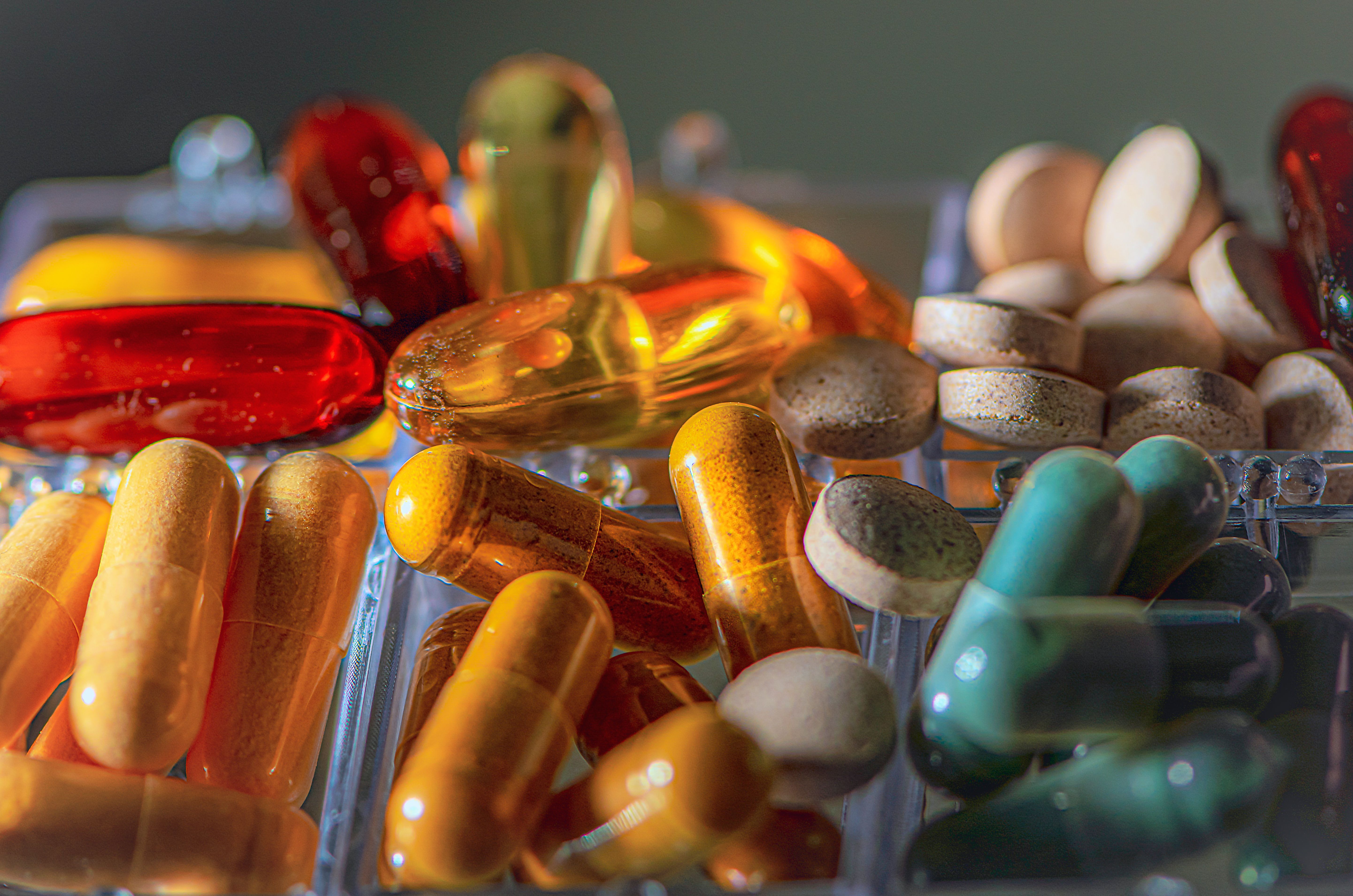 Medikamente, Kapseln und Tabletten in einer Apotheke — Kassensystem und Kartenzahlung für Apotheken