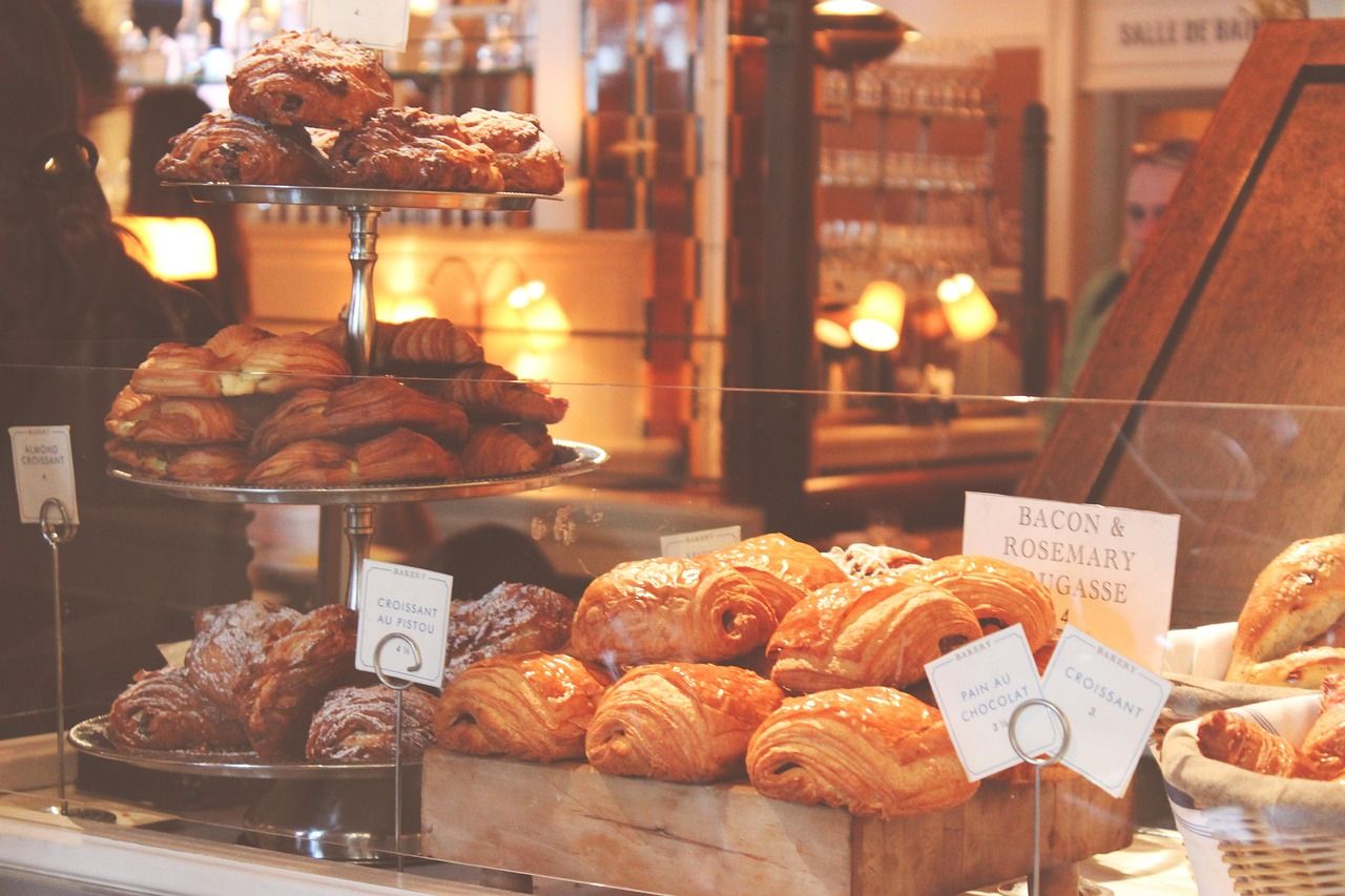 Croissants und Backwaren im Bäckerei-Tresen — Kassensystem und Kartenzahlung für Bäcker