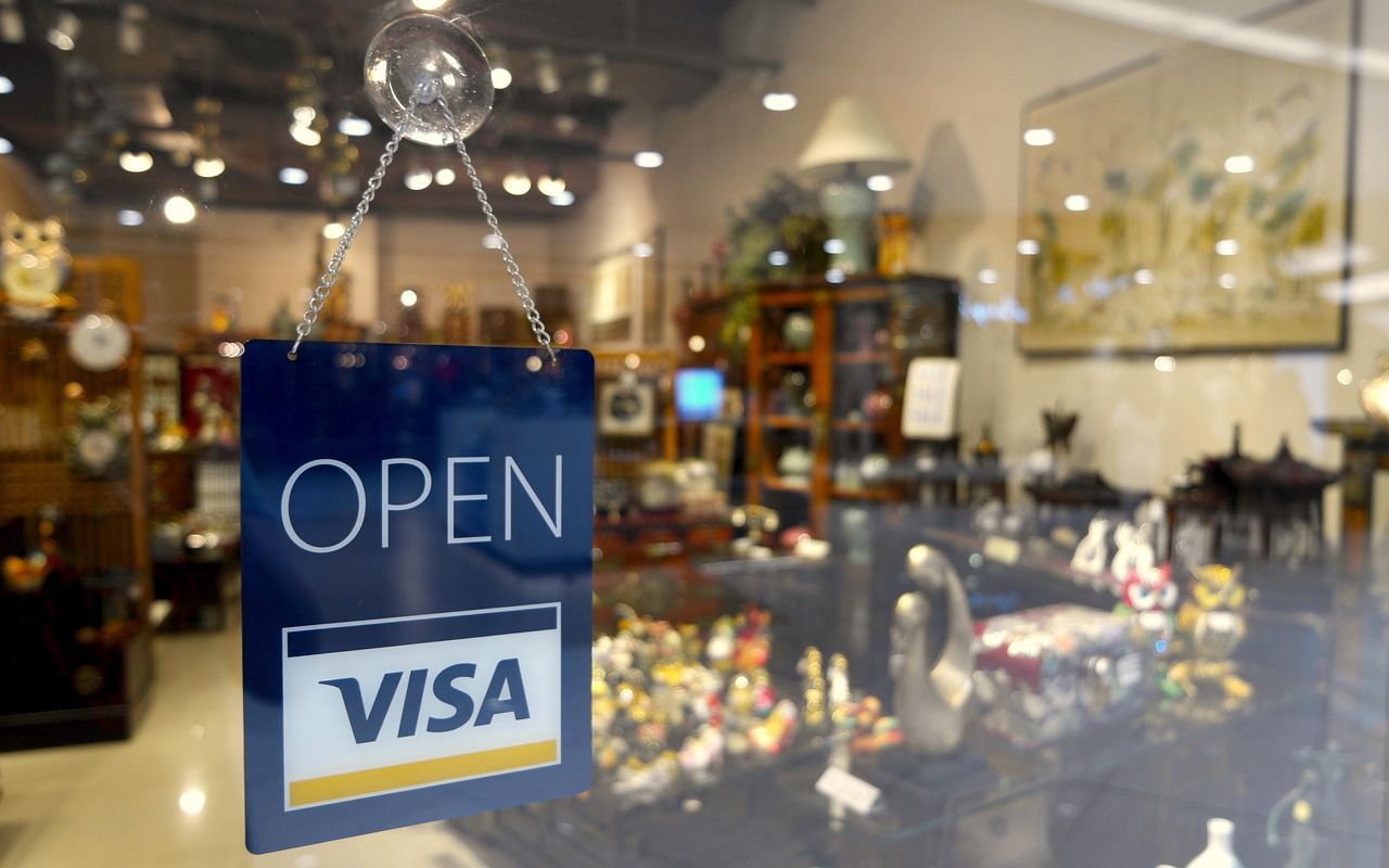 Schaufenster mit Kartenzahlungs-Sticker – Einzelhandel und Kartenakzeptanz