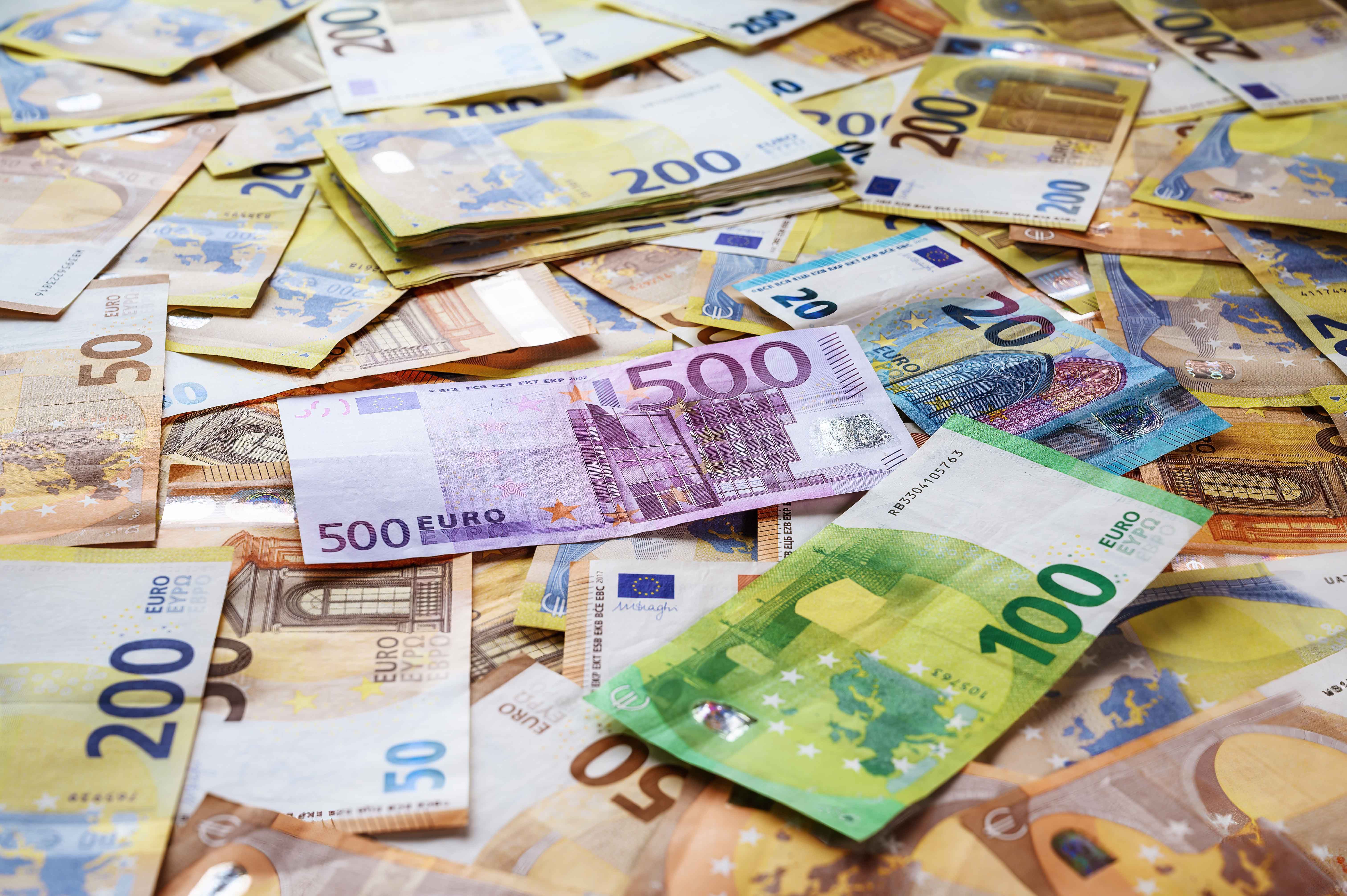Viele Euro-Scheine nebeneinander — Symbol für Transaktionsgebühren und Kosten