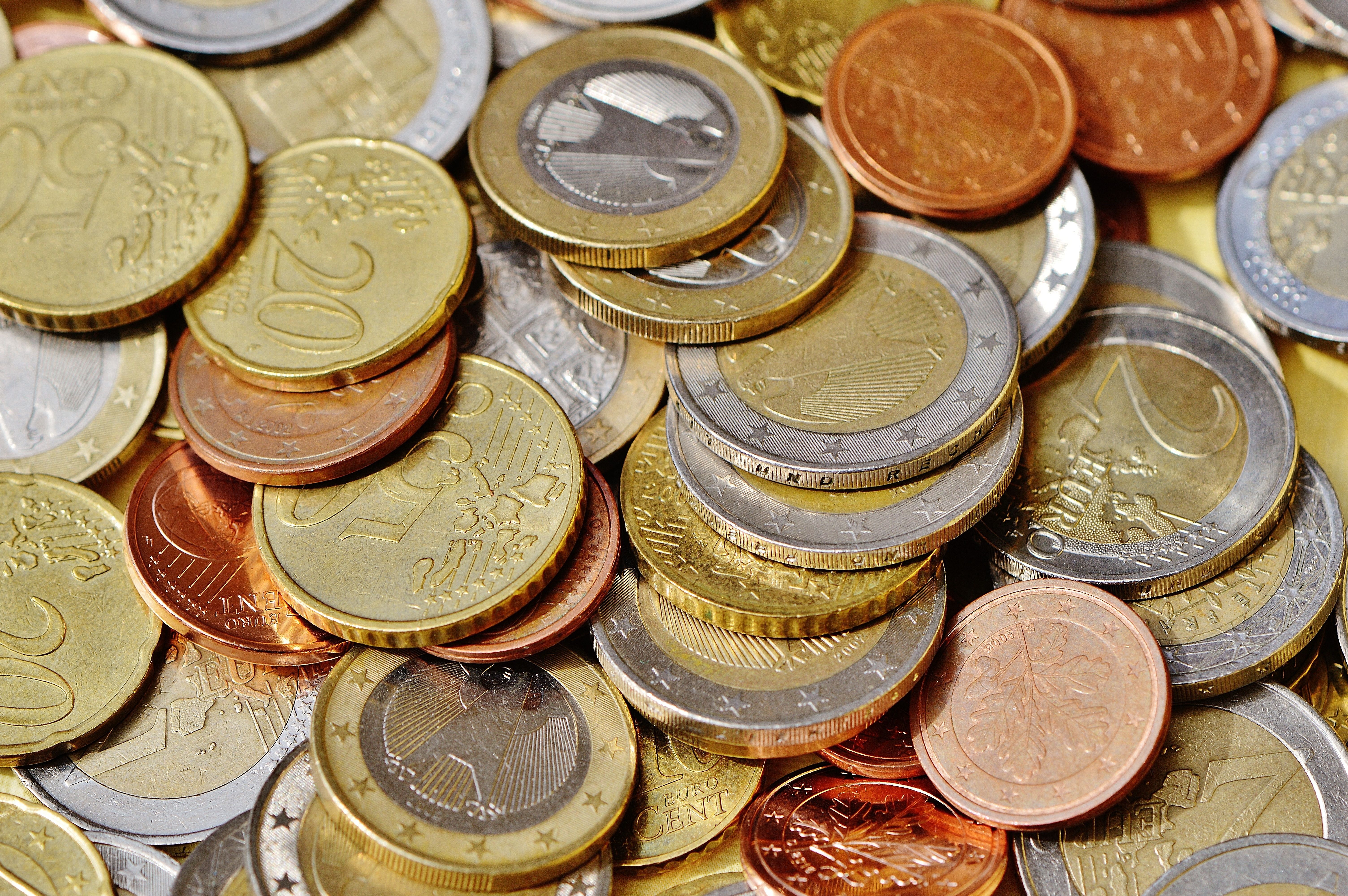 Euro-Münzen auf einem Tisch — das Disagio bestimmt, was jede Kartentransaktion den Händler kostet