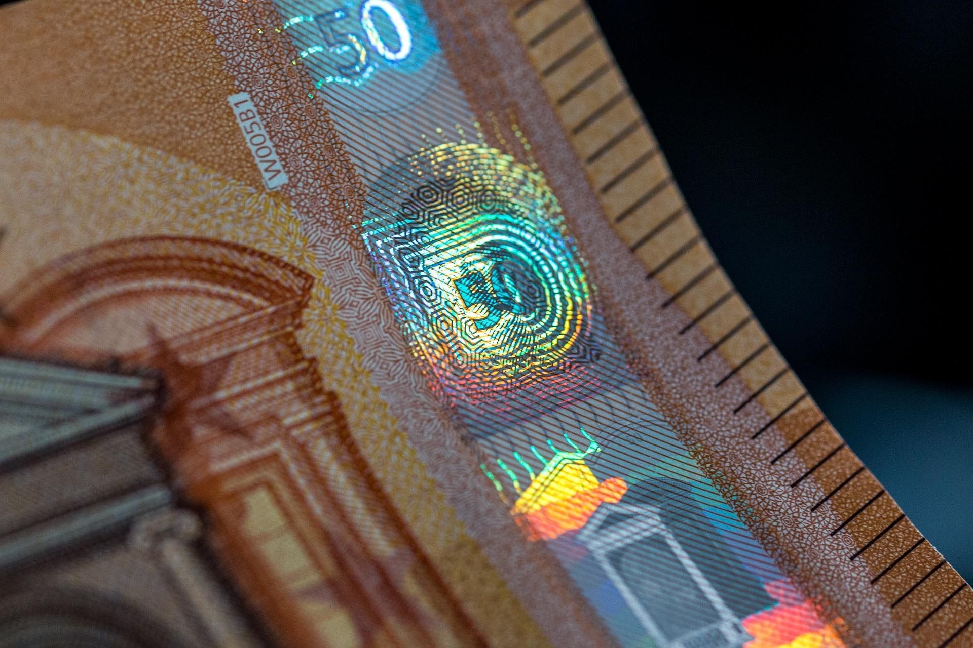 50-Euro-Schein mit Hologramm-Sicherheitsmerkmal — Symbol für versteckte Gebührenstrukturen