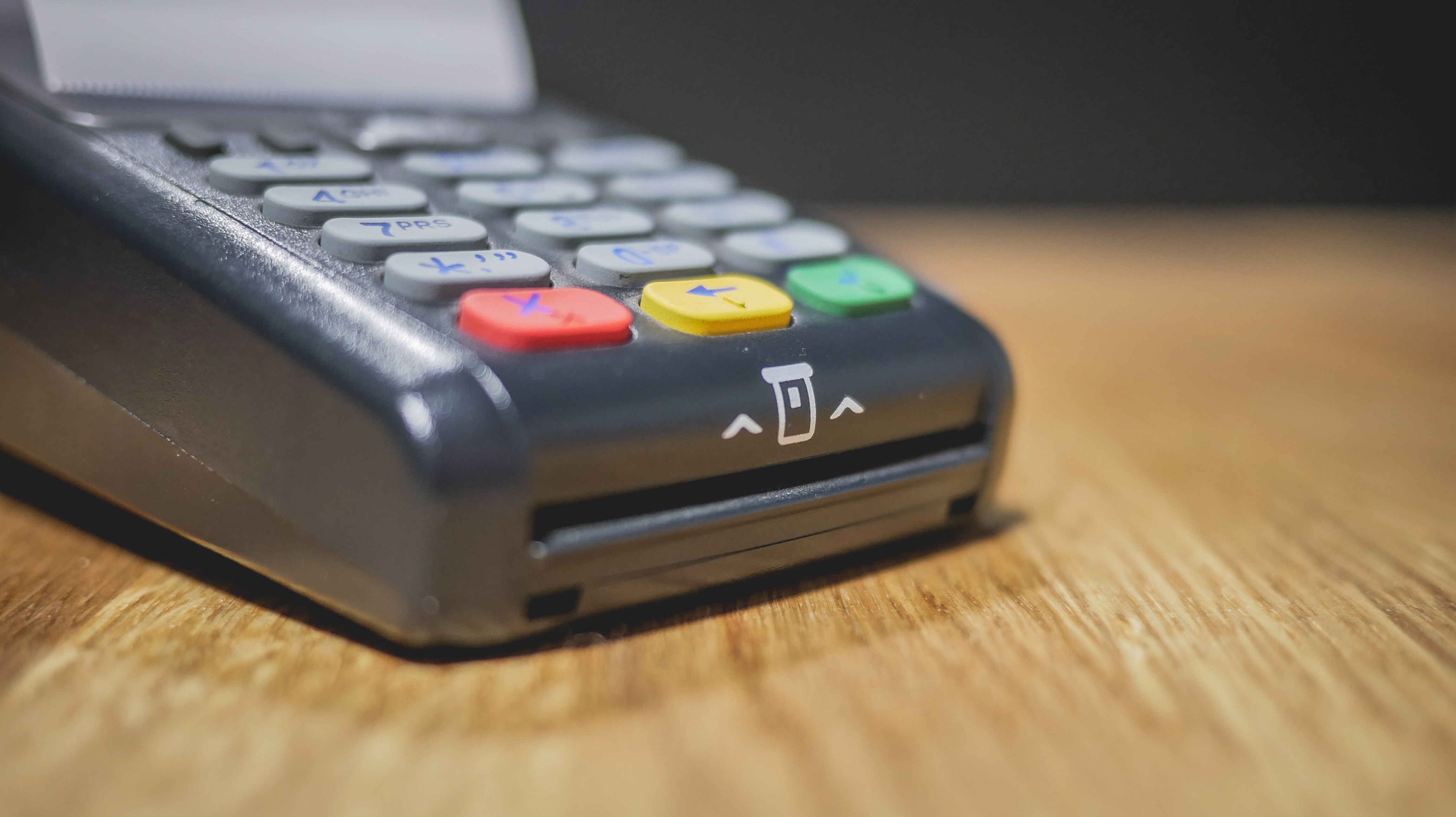 Kartenterminal mit Chip-Leser — Stornierungen und Rückbuchungen laufen über das gleiche Gerät