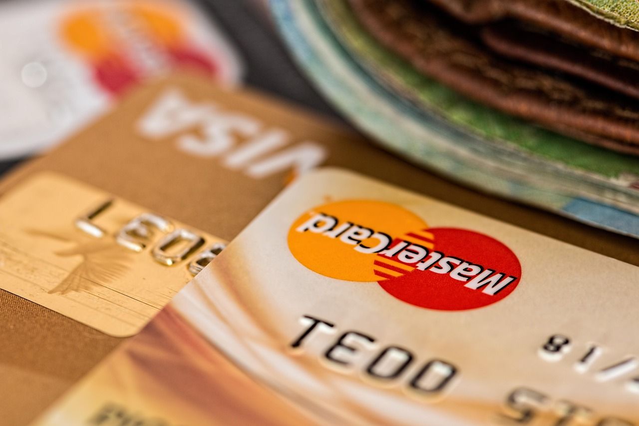 Bankkarten und Smartphone — Wero verbindet Banking-Apps zu einem europäischen Zahlungsnetzwerk