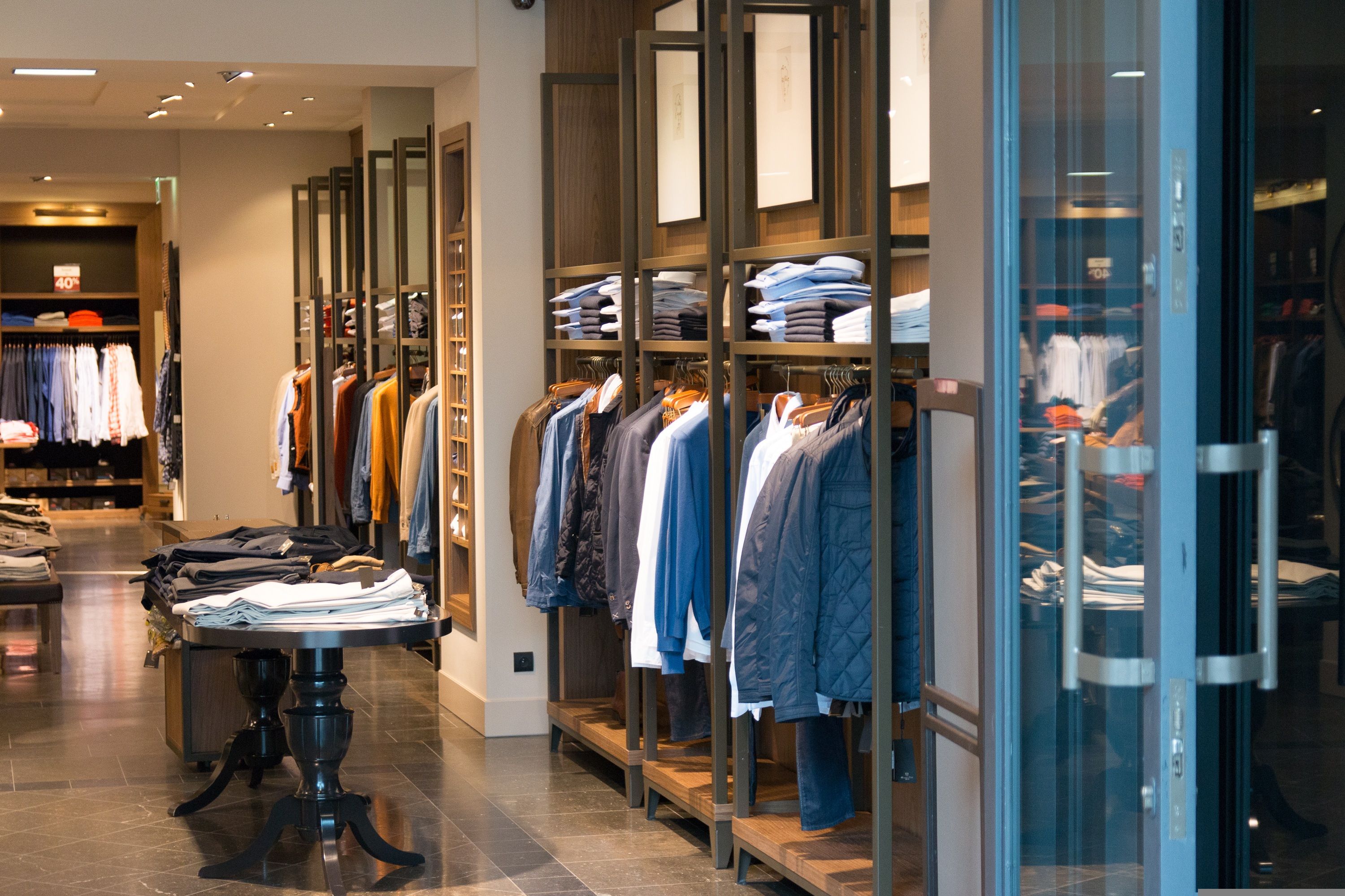 Boutique mit Ladentresen und Kassensystem — stationärer Einzelhandel mit Onlineshop-Anbindung