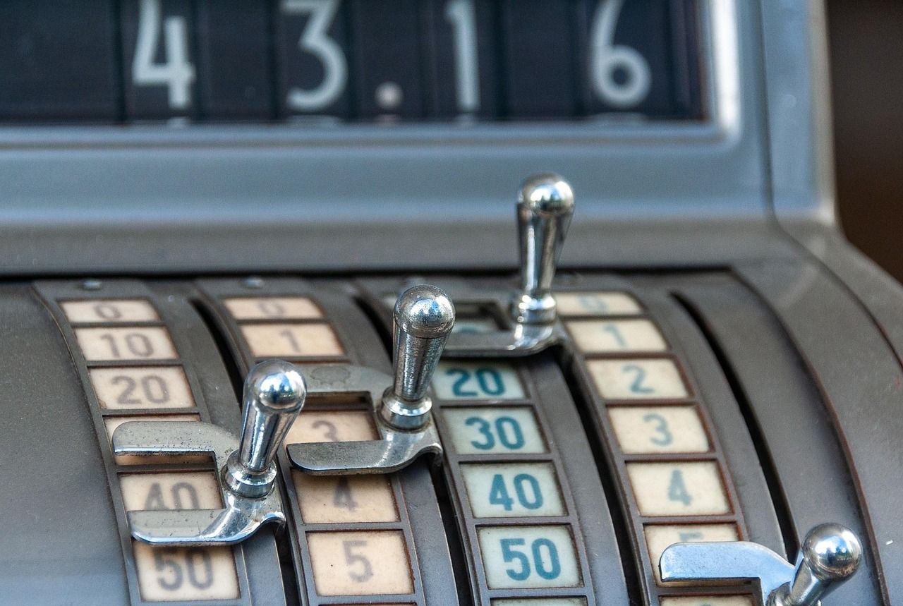 Stationäres POS-Terminal an einer Kasse — ein klassisches Kartenzahlungsgerät im Einzelhandel