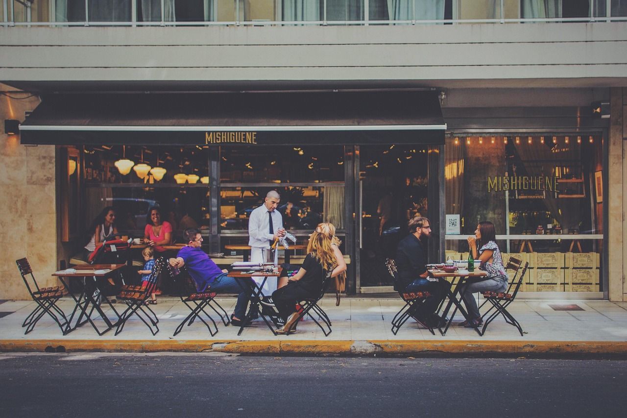 Gäste sitzen auf der Terrasse eines Restaurants – typische Gastronomie-Situation für Kartenzahlung am Tisch