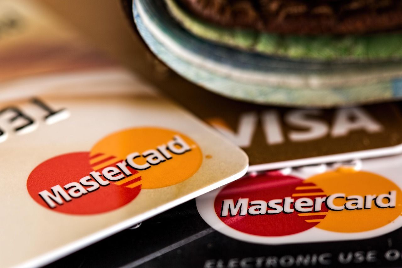 Chip-Kreditkarte für EMV-Zahlung — der goldene Chip ist das Herzstück des EMV-Standards