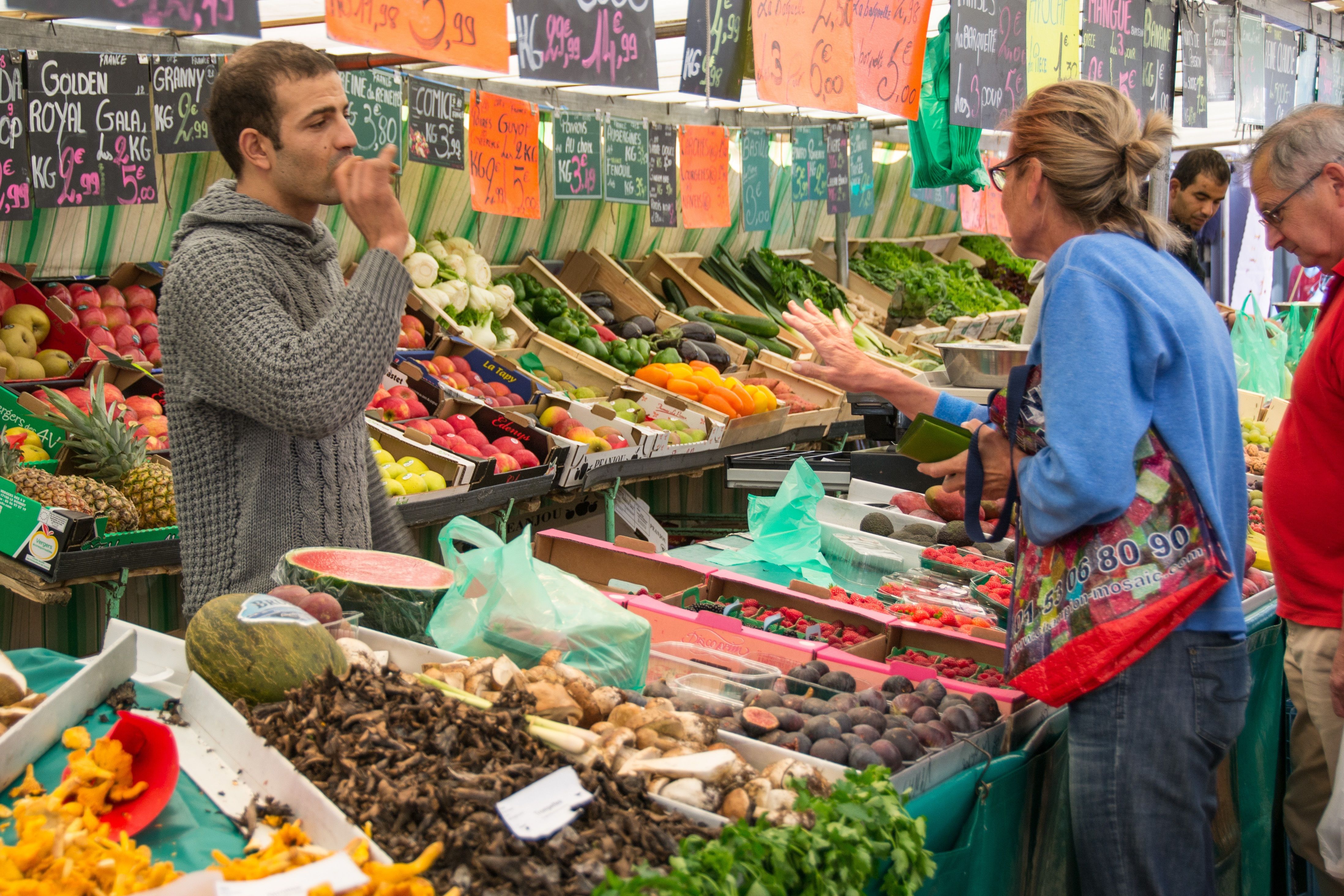 Wochenmarkt-Stand mit Gemüse — mobile Kartenzahlung ohne feste Infrastruktur