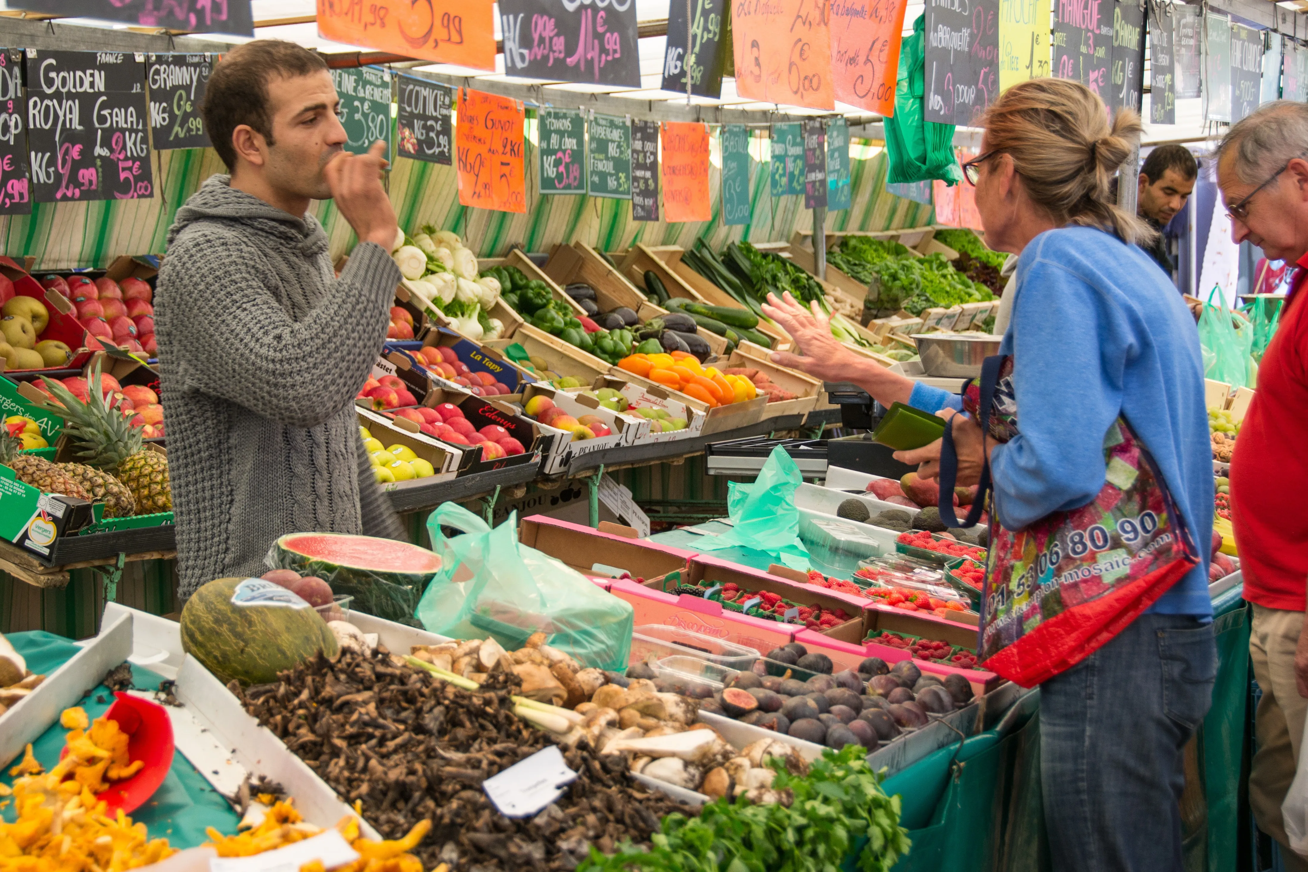 Gemüsestand auf dem Wochenmarkt — Märkte und Direktvermarkter sind klassische Ausnahmen, wo Barzahlung noch dominiert